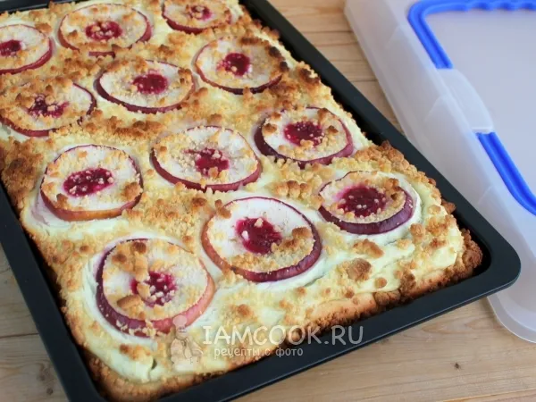 Фото готового блюда: Дрожжевой пирог с яблоками и творогом