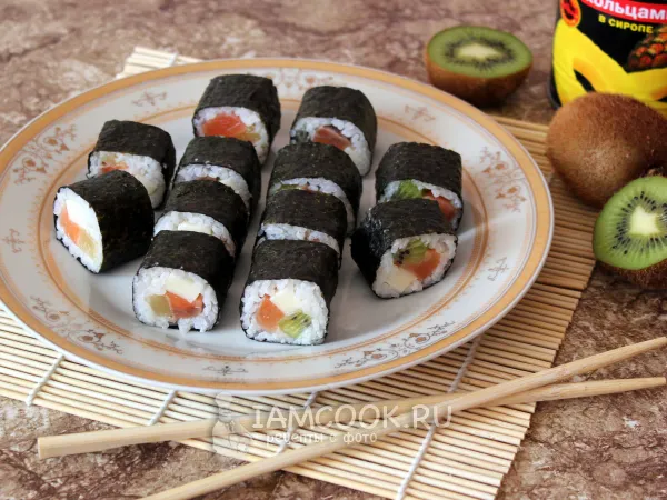 Фото готового блюда: Роллы «Экзотика» с фруктами и моцареллой
