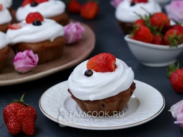 Фото готового блюда: Кексы с ягодной начинкой