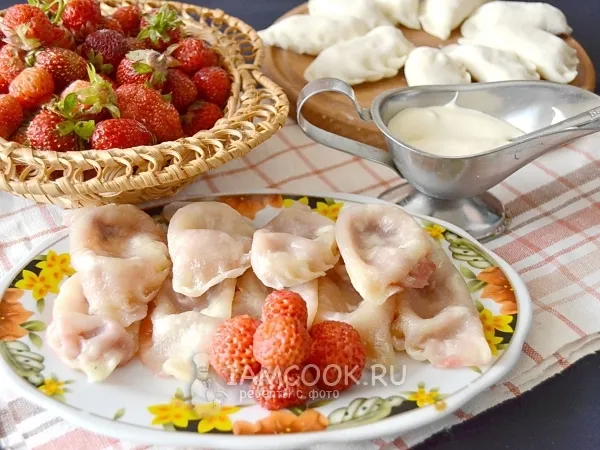 Фото готового блюда: Вареники с клубникой на пару