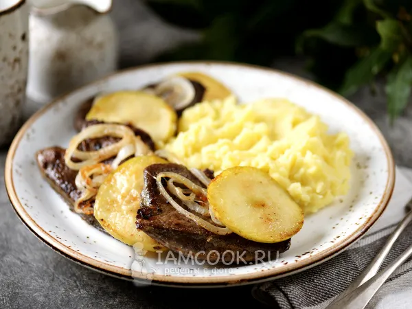 Фото готового блюда: Печень по-берлински (с яблоками и луком)