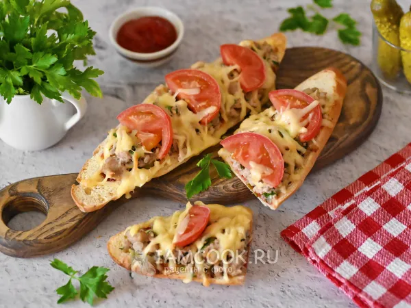 Фото готового блюда: Багет, запеченный с начинкой в духовке (с фаршем)