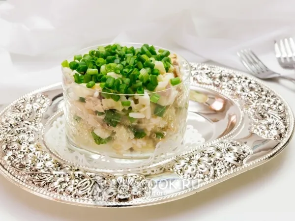 Фото готового блюда: Салат из консервированной скумбрии