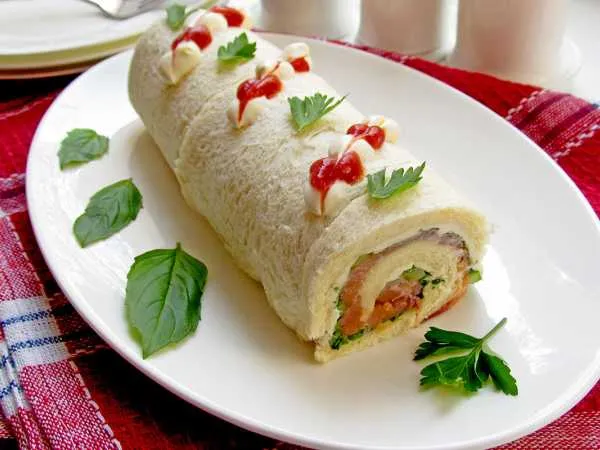 Фото готового блюда: Сендвич-рулет с копченой семгой