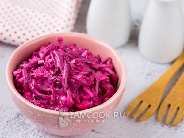 Фото готового блюда: Салат со свёклой и копчёным сыром