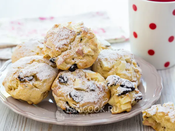 Фото готового блюда: Булочки с яблоком и вяленой вишней на скорую руку