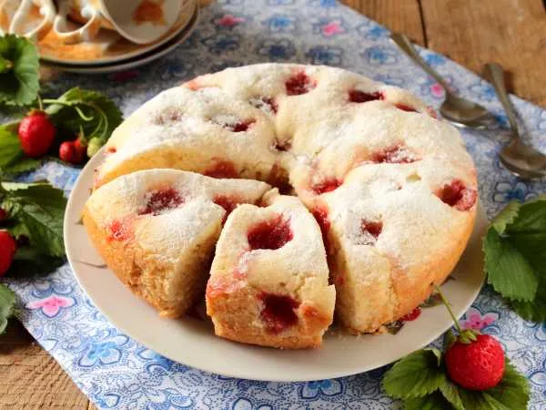 Фото готового блюда: Пирог с клубникой в мультиварке