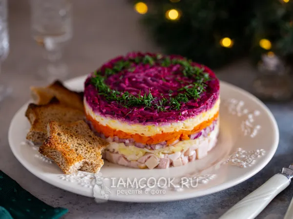 Фото готового блюда: Салат с копченой курицей и свеклой