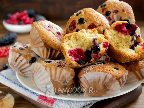 Фото готового блюда: Маффины с ягодами (ассорти, на масле)