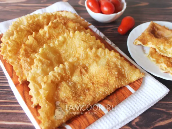 Фото готового блюда: Чебуреки с сыром и помидорами