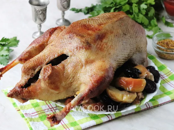 Фото блюда: Гусь с черносливом и яблоками в духовке