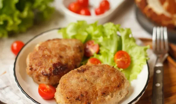 Фото готового блюда: Котлеты с солеными огурцами и сыром