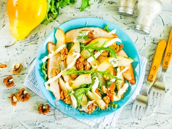 Фото готового блюда: Салат с копченой курицей и грецкими орехами