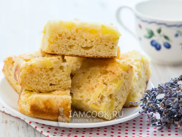 Фото готового блюда: Заливной пирог с яблоками на кефире