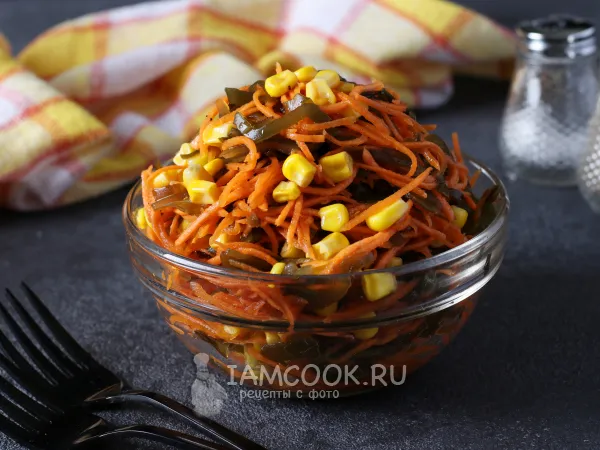 Фото готового блюда: Салат с морской капустой и кукурузой с морковью