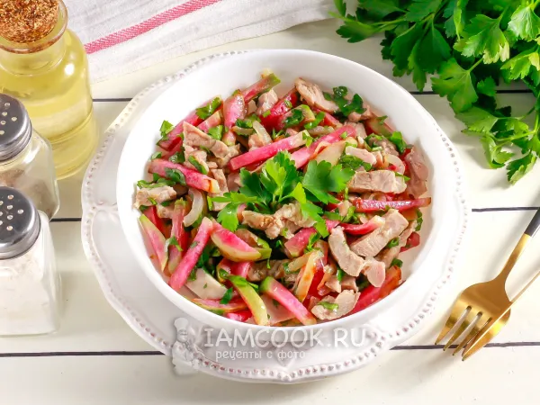 Фото готового блюда: Салат с жареной редькой и мясом