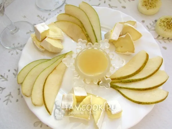 Фото блюда: Закуска с камамбером, грушами и медом