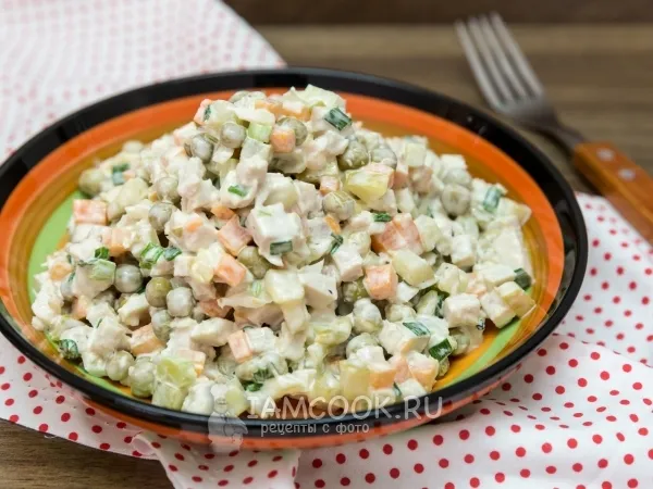 Фото блюда: Салат из индейки с солеными огурцами и овощами