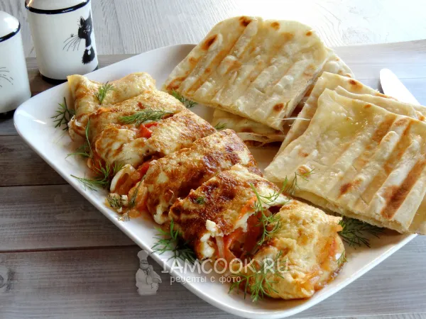 Фото готового блюда: Омлет на сковороде с помидорами и луком