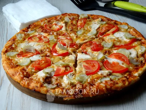 Фото блюда: Пицца с курицей и солёными огурцами