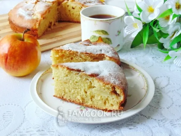 Фото готового блюда: Пирог с яблоками на сметане