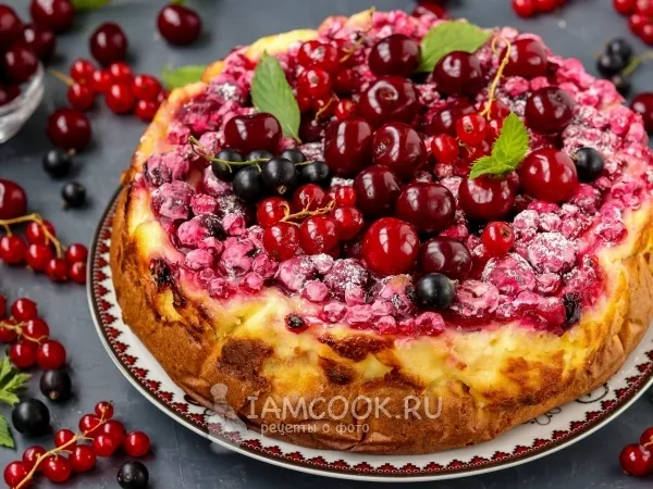 Фото готового блюда: Двухслойный пирог с творожной начинкой и ягодами