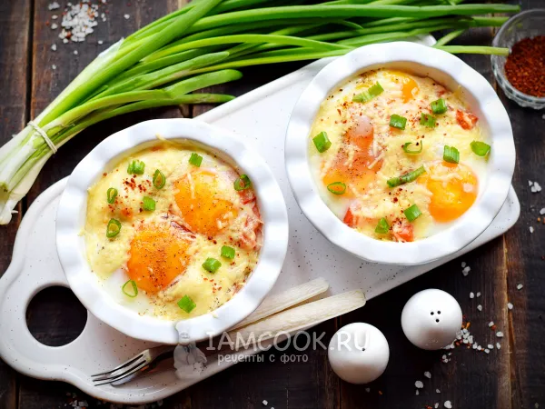 Фото готового блюда: Яичница с грибами и курицей в духовке