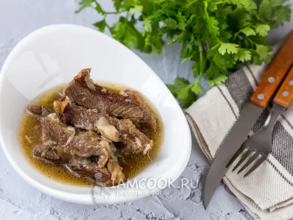 Фото готового блюда: Тушёная говядина с луком на сковороде