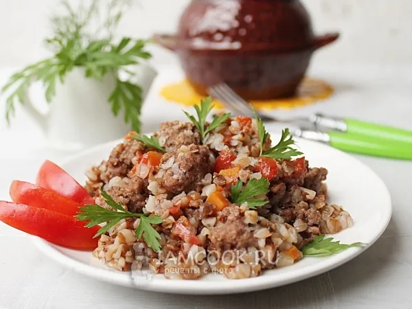 Фото блюда: Гречка с фаршем в горшочке в духовке