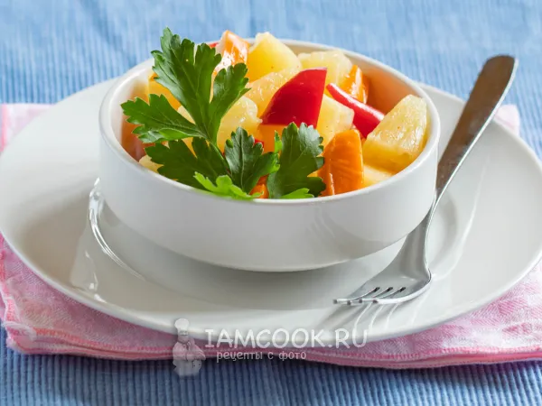 Фото готового блюда: Салат с крабовыми палочками, ананасом и перцем