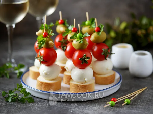 Фото готового блюда: Канапе с моцареллой, помидорами черри и оливками