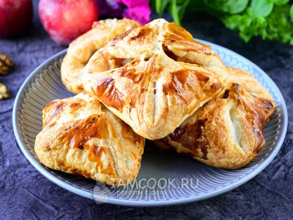 Фото готового блюда: Слойки с яблоками и орехами