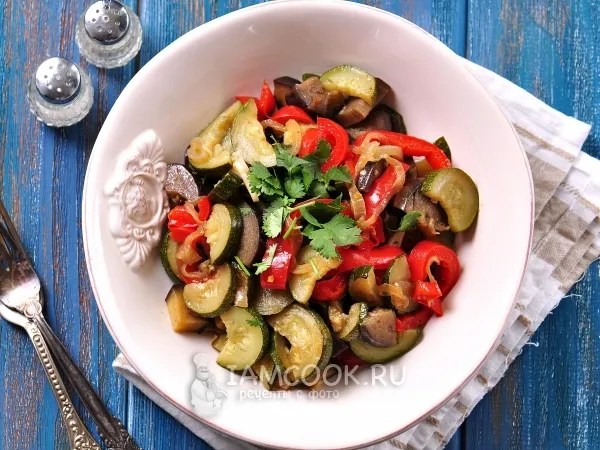 Фото блюда: Кабачки с баклажанами тушеные