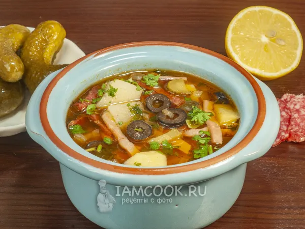 Фото готового блюда: Солянка сборная с колбасой (классический рецепт)