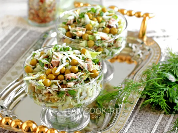 Фото готового блюда: Салат с капустой и рыбными консервами