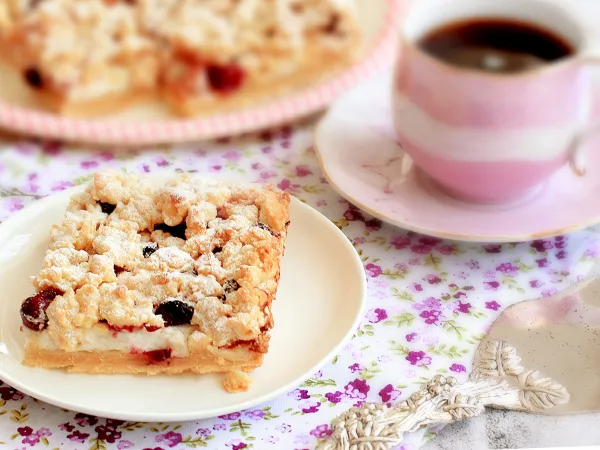 Фото блюда: Песочный пирог с вишней и меренгой