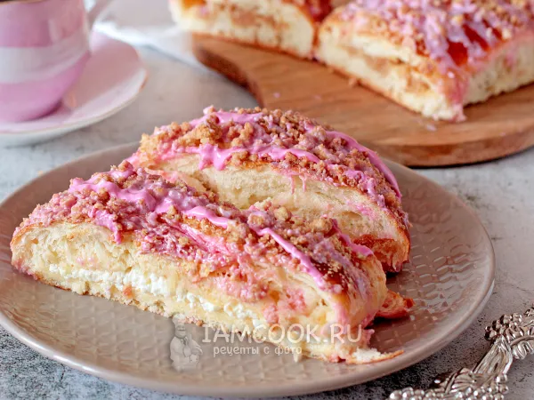 Фото готового блюда: Дрожжевой пирог с творогом, штрейзелем и помадкой