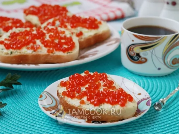 Фото блюда: Бутерброды с красной икрой, сыром и яйцом