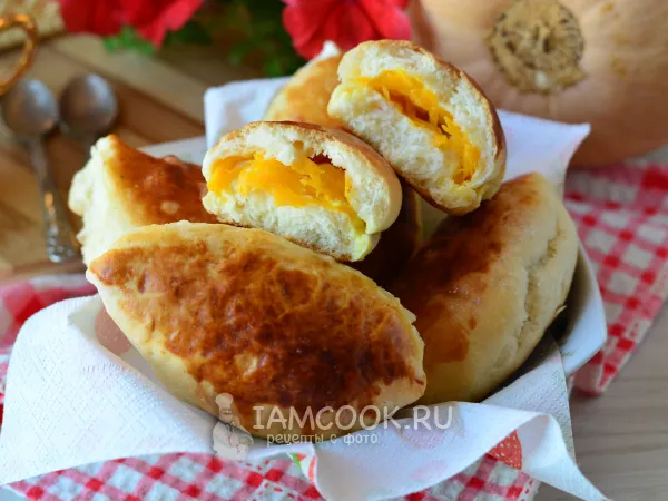 Фото готового блюда: Пирожки с тыквой в духовке из дрожжевого теста