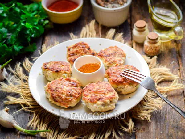 Фото готового блюда: Куриные котлеты с кабачками и грибами