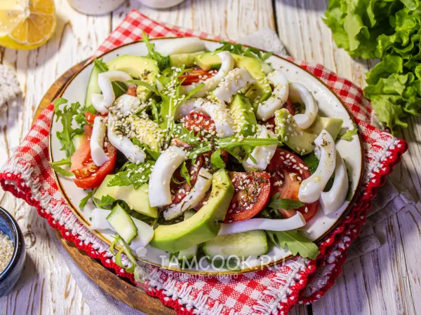 Фото блюда: Салат с кальмаром, рукколой и авокадо