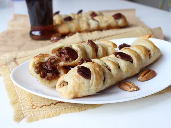 Фото готового блюда: Слойки с кленовым сиропом и орехами пекан