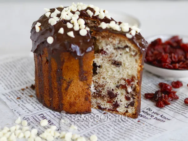Фото готового блюда: Шоколадный кулич с клюквой