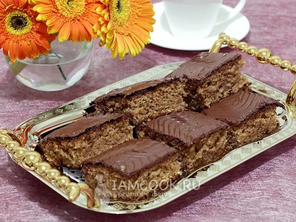 Фото блюда: Пирог с орехами на сгущенке