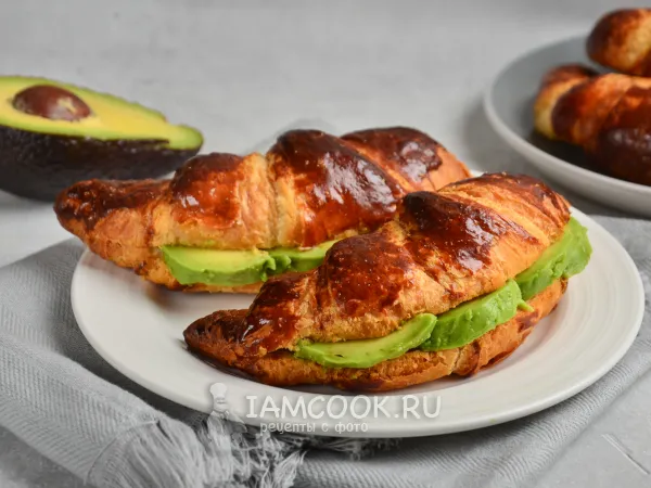 Фото блюда: Круассан с сыром и авокадо