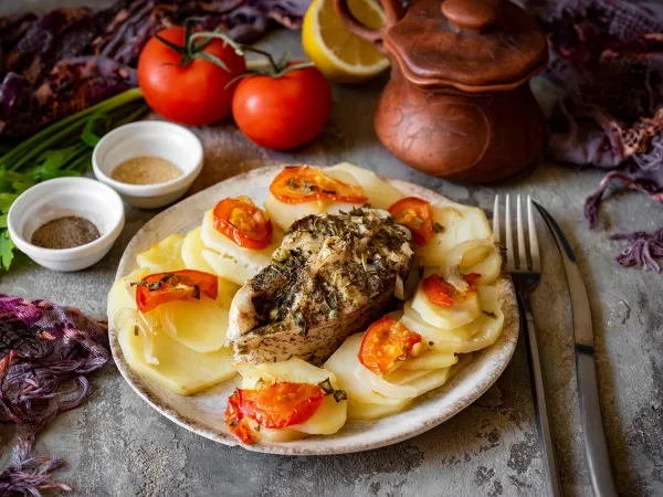 Фото блюда: Толстолобик в духовке с картошкой