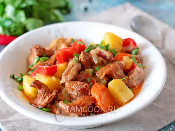 Фото готового блюда: Филе куриных бедер с лисичками и овощами в казане