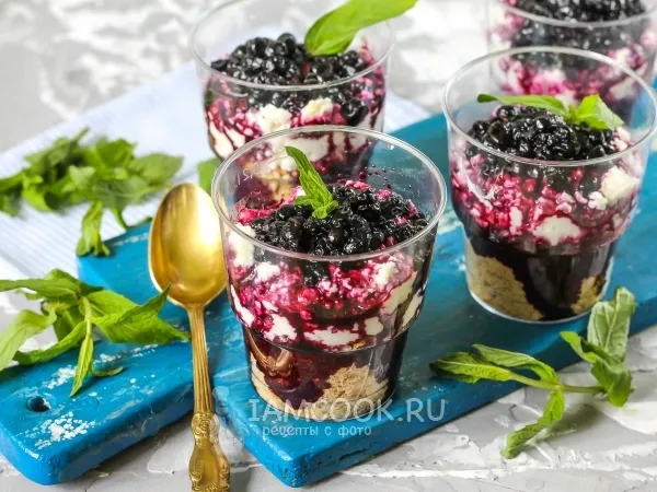 Фото готового блюда: Ленивый чизкейк с черникой в стаканах