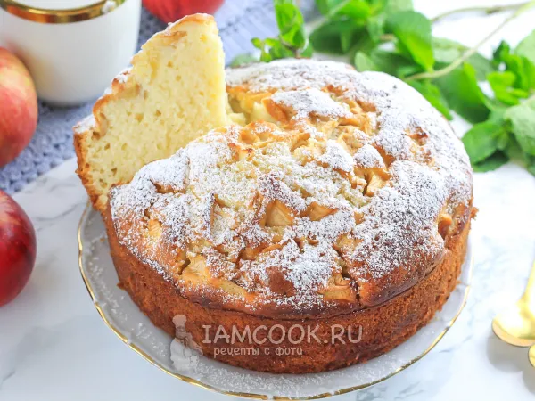 Фото блюда: Пышная шарлотка на кефире с яблоками