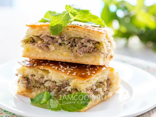 Фото готового блюда: Пирог с фаршем и капустой на сметанном тесте